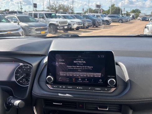Used 2025 Nissan Rogue SV AWD/4WD image 19
