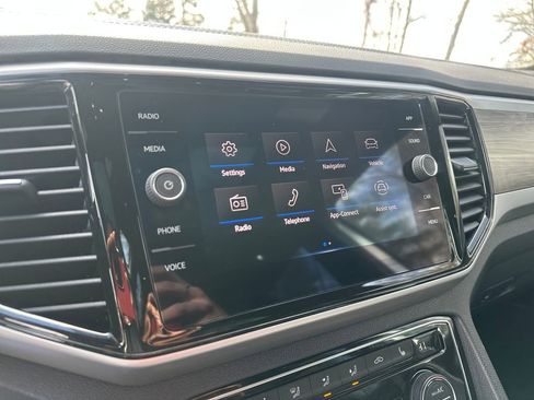 Used 2023 Volkswagen Atlas Cross Sport SE w/ Panoramic Sunroof Package image 9