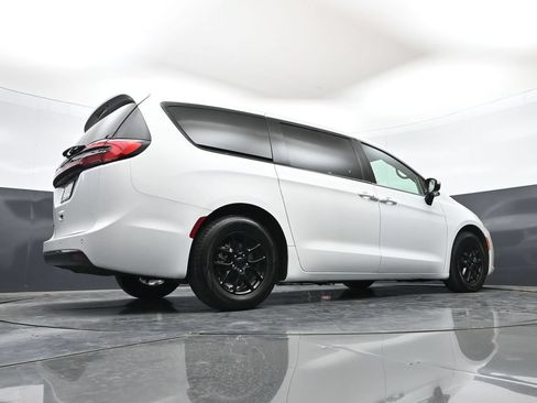 Used 2023 Chrysler Pacifica Touring-L FWD image 47