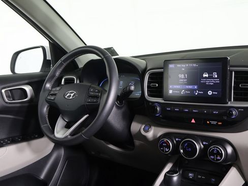 Certified 2024 Hyundai Venue SEL FWD image 30