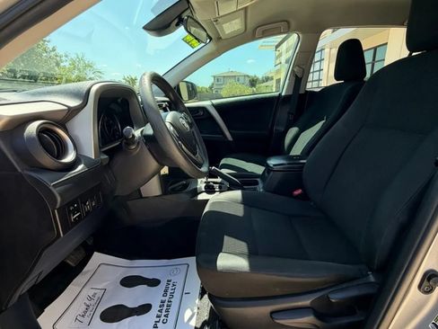 Used 2018 Toyota RAV4 LE FWD image 7