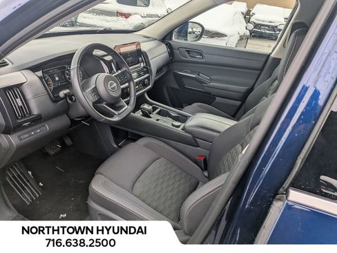 Used 2025 Nissan Pathfinder SV image 9