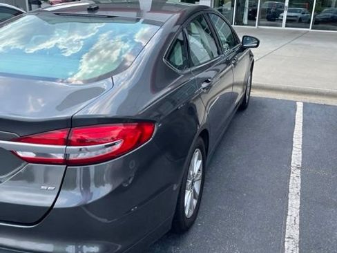 Used 2017 Ford Fusion SE FWD image 6