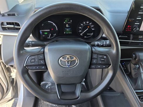 Used 2022 Toyota Sienna LE image 19