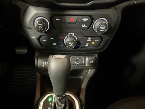 Used 2023 Jeep Renegade Latitude image 23