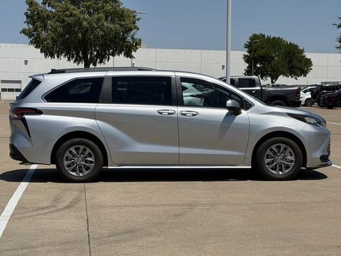 Used 2022 Toyota Sienna LE FWD image 3
