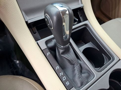 Used 2017 Ford Taurus SE FWD image 12