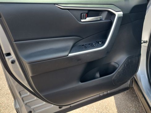 Used 2019 Toyota RAV4 XLE Premium image 21