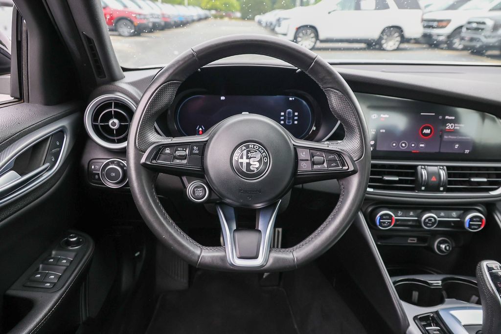 Used 2024 Alfa Romeo Giulia Ti AWD/4WD image 8