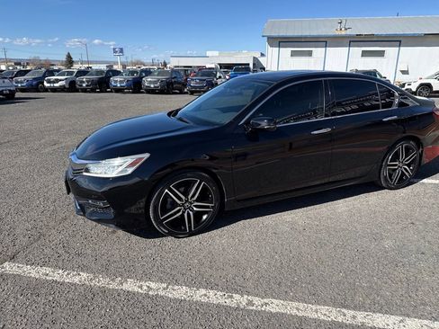 Used 2017 Honda Accord Touring image 3