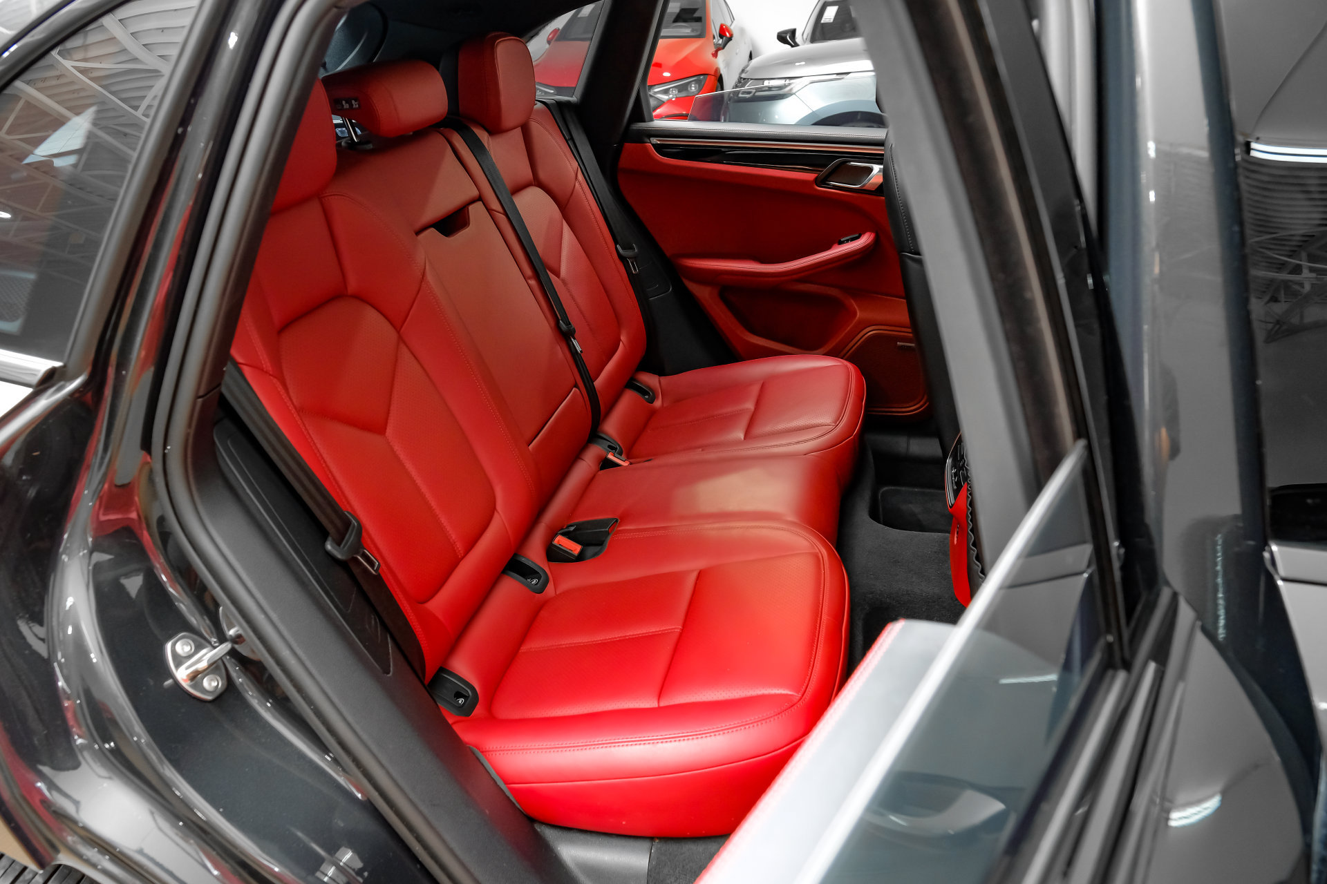 Used 2024 Porsche Macan AWD/4WD image 37