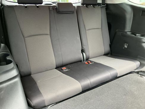 Used 2023 Toyota Highlander LE AWD/4WD image 29