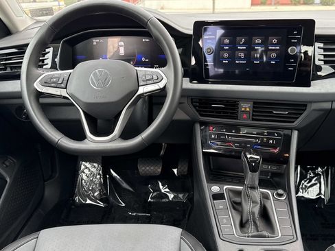 Used 2025 Volkswagen Jetta SE w/ Sunroof Package image 2