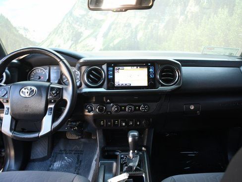 Certified 2019 Toyota Tacoma TRD Off-Road w/ Technology Package AWD/4WD image 18