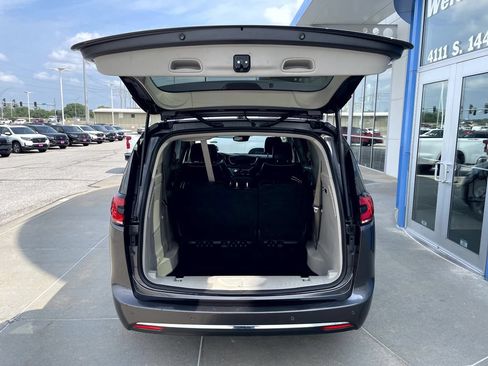 Used 2022 Chrysler Pacifica Limited FWD image 9