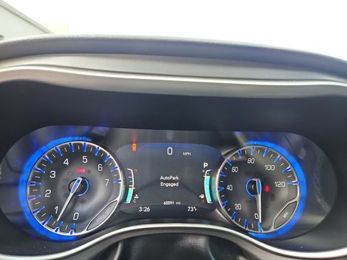 Used 2023 Chrysler Pacifica Touring-L FWD image 15