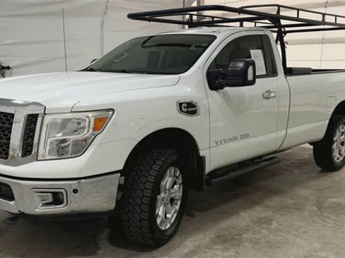 Used 2017 Nissan Titan SV image 4