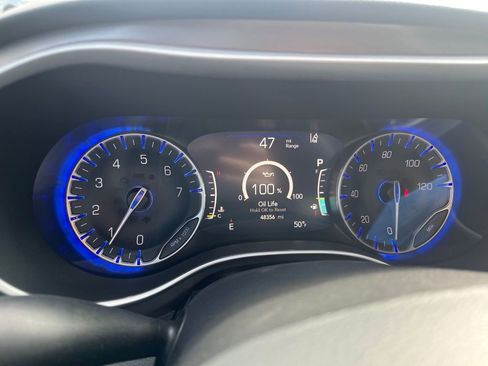 Used 2025 Chrysler Pacifica Select image 18