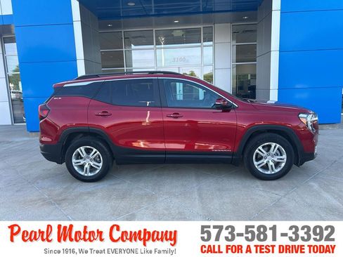 Used 2023 GMC Terrain SLE w/ Driver Convenience Package FWD image 3