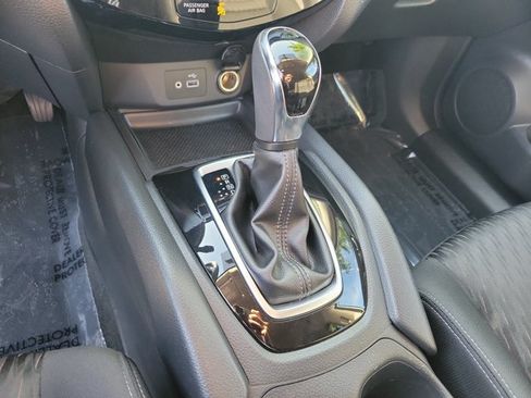 Used 2018 Nissan Rogue SV FWD image 33