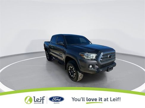 Used 2017 Toyota Tacoma TRD Off-Road image 2