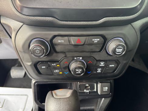 Used 2018 Jeep Renegade Latitude FWD image 17