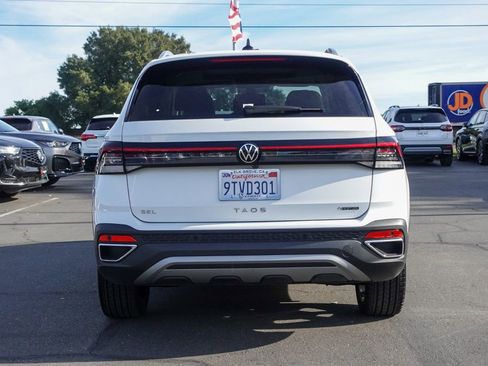 Certified 2025 Volkswagen Taos SEL image 7