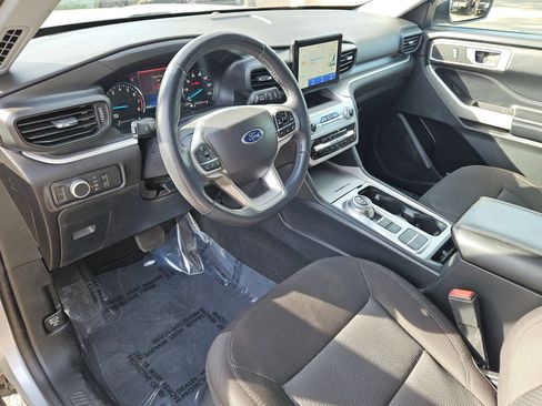 Used 2022 Ford Explorer XLT image 13