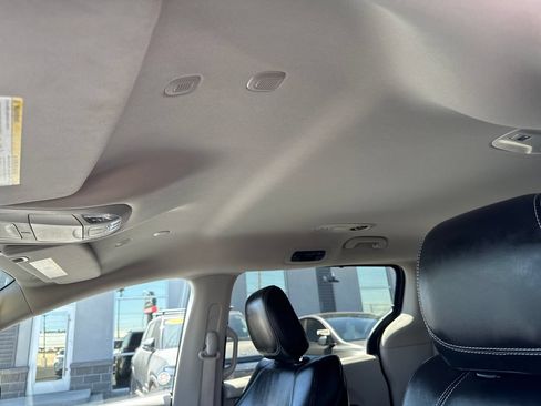 Used 2023 Chrysler Pacifica Touring-L FWD image 19