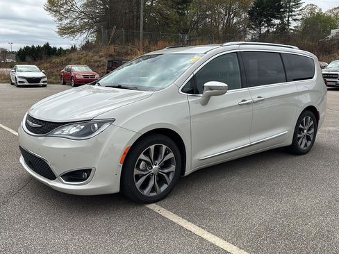 Used 2017 Chrysler Pacifica Limited image 1