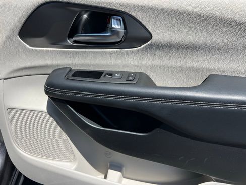 Used 2023 Chrysler Pacifica Touring-L image 59