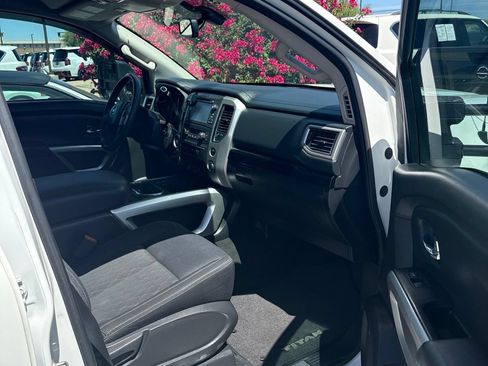 Used 2018 Nissan Titan SV w/ SV Convenience Package AWD/4WD image 12