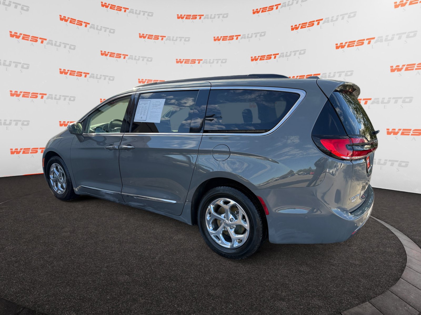 Used 2022 Chrysler Pacifica Limited FWD image 3