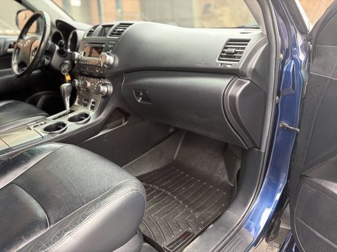 Used 2011 Toyota Highlander SE w/ Tow Pkg AWD/4WD image 10