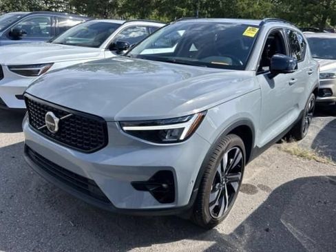 Used 2025 Volvo XC40 B5 Core AWD/4WD image 3