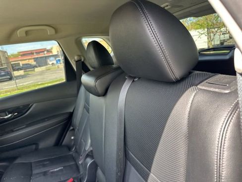 Used 2019 Nissan Rogue SL image 16