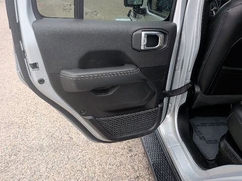 Used 2022 Jeep Wrangler Unlimited Sahara image 12