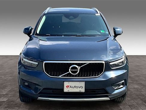 Used 2022 Volvo XC40 T5 Momentum image 2