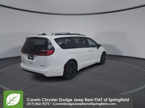Used 2025 Chrysler Pacifica Limited FWD image 14