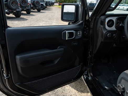 Used 2025 Jeep Gladiator Sport AWD/4WD image 16