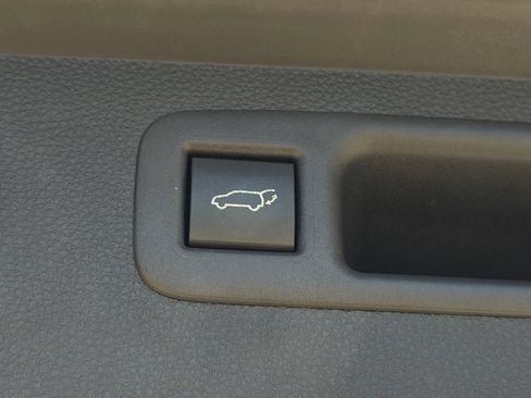 Used 2023 Toyota Highlander XLE AWD/4WD image 7