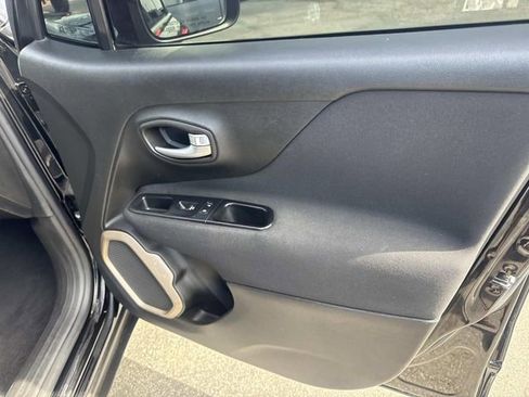 Used 2017 Jeep Renegade Latitude image 34