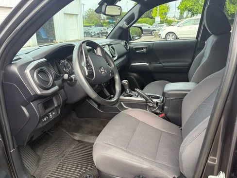 Used 2018 Toyota Tacoma TRD Off-Road AWD/4WD image 12