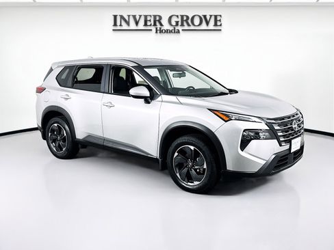 Used 2024 Nissan Rogue SV image 3