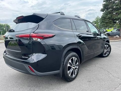 Used 2024 Toyota Highlander XLE AWD/4WD image 5