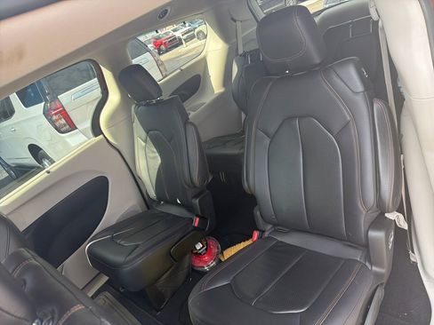 Used 2018 Chrysler Pacifica Touring-L image 10