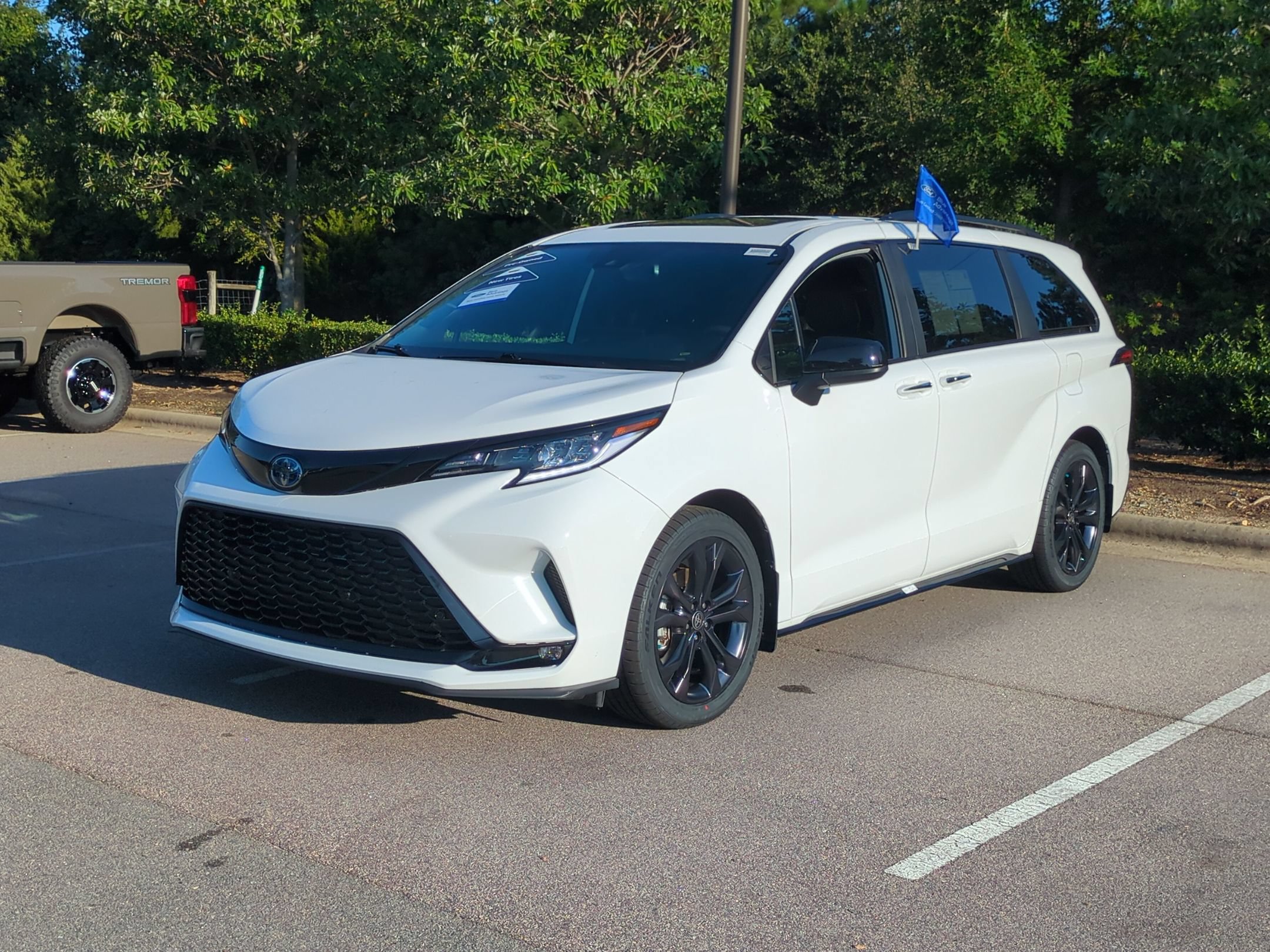 Used 2025 Toyota Sienna XSE FWD image 8