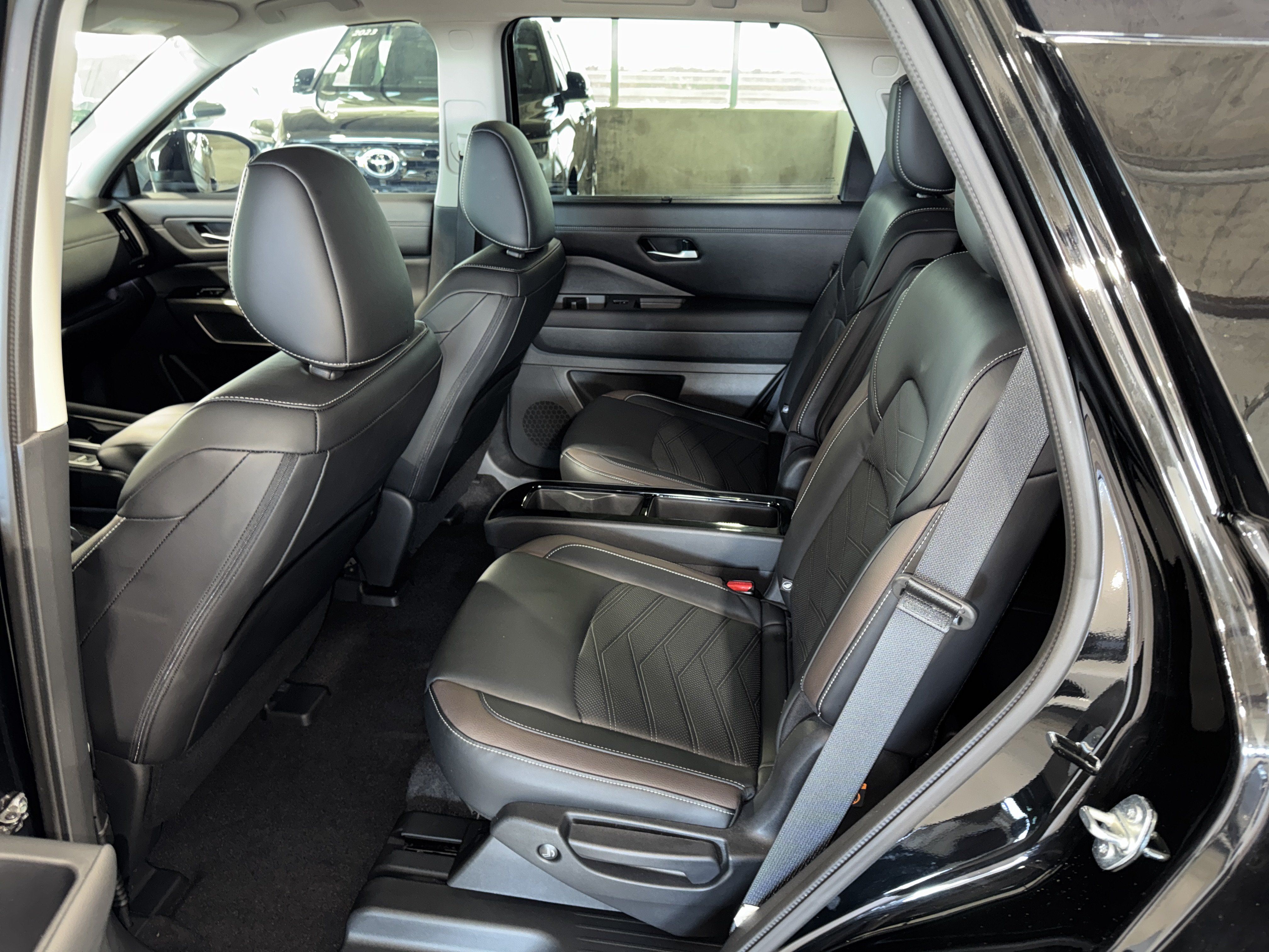 Used 2024 Nissan Pathfinder Platinum FWD image 21