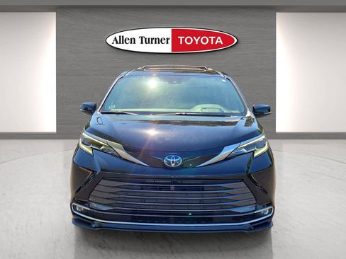 Used 2024 Toyota Sienna Platinum image 4