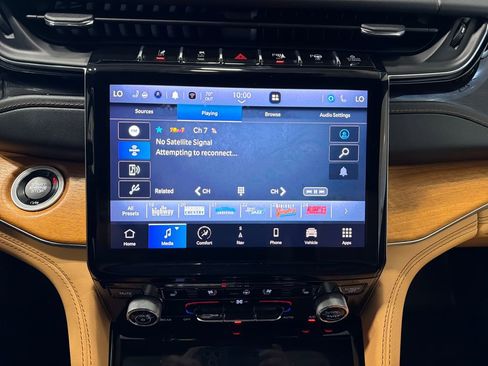 Used 2023 Jeep Grand Cherokee L Summit AWD/4WD image 9